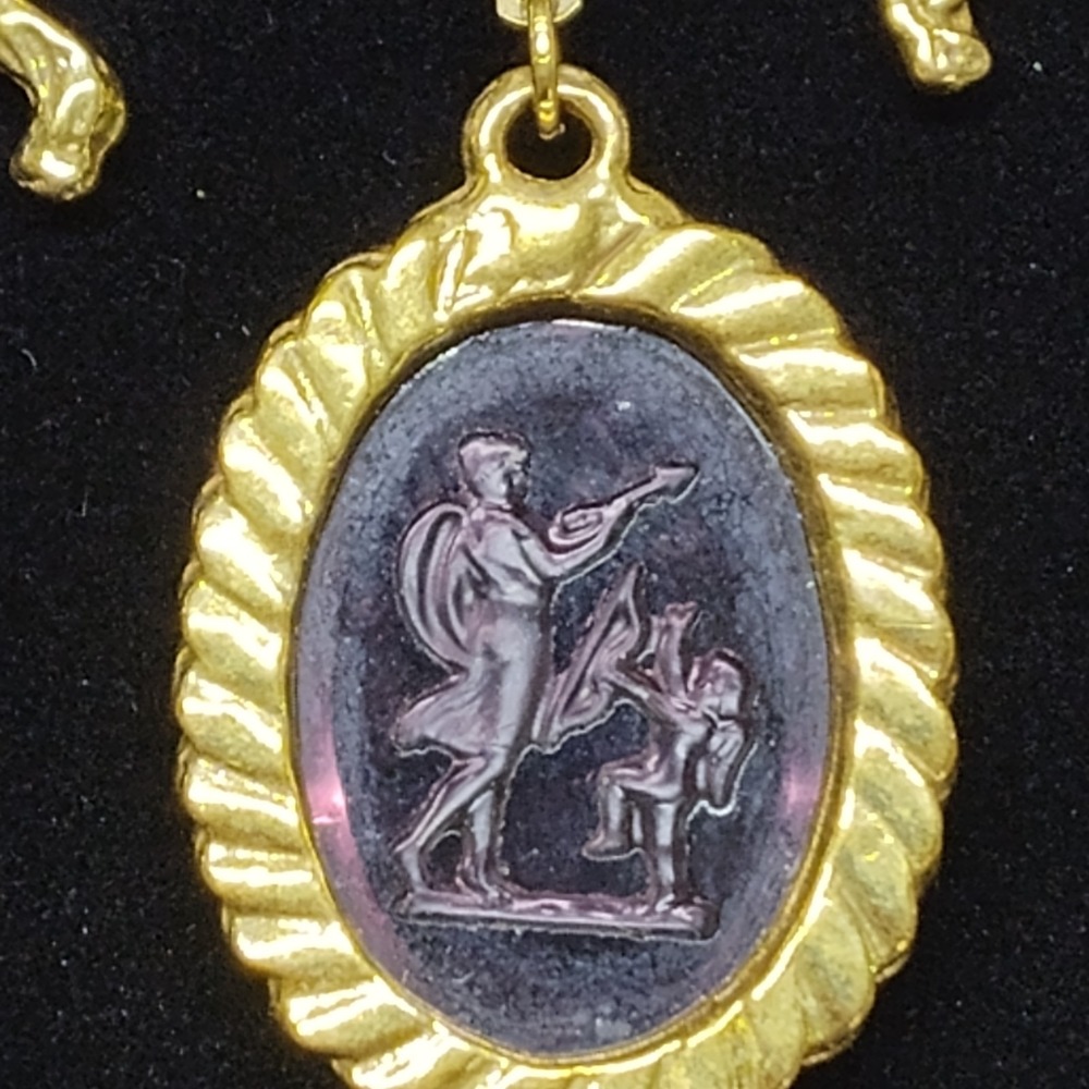 Goldette vintage Intaglio purple cameo Greek goddess Venus gold tone costume - Picture 13 of 13